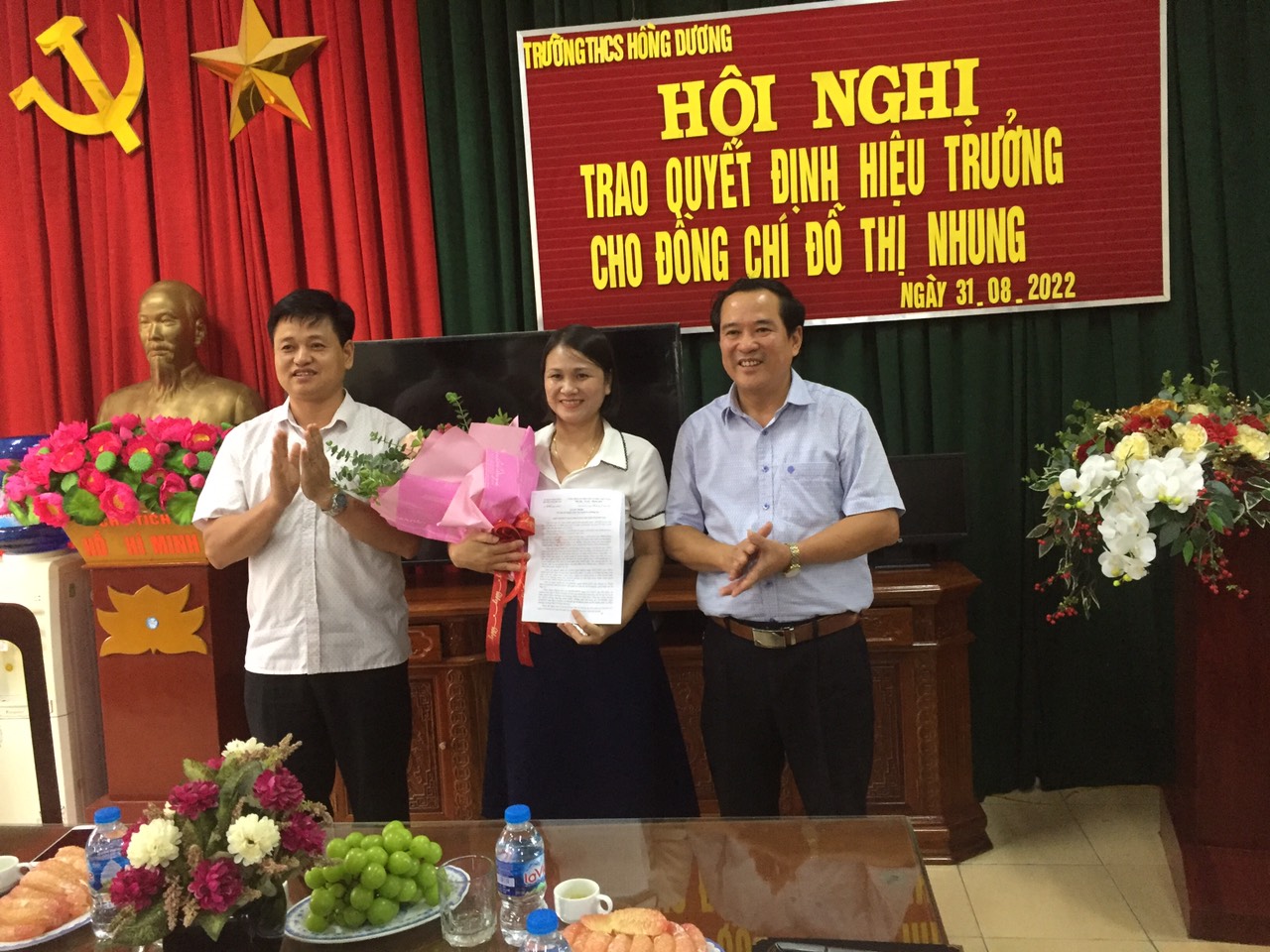 Hội nghị trao quyết định hiệu trưởng trường THCS Hồng Dương